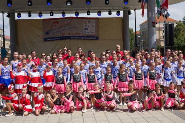 DYCHOVÝ ORCHESTER A MAŽORETKY NOVÁ DUBNICA
